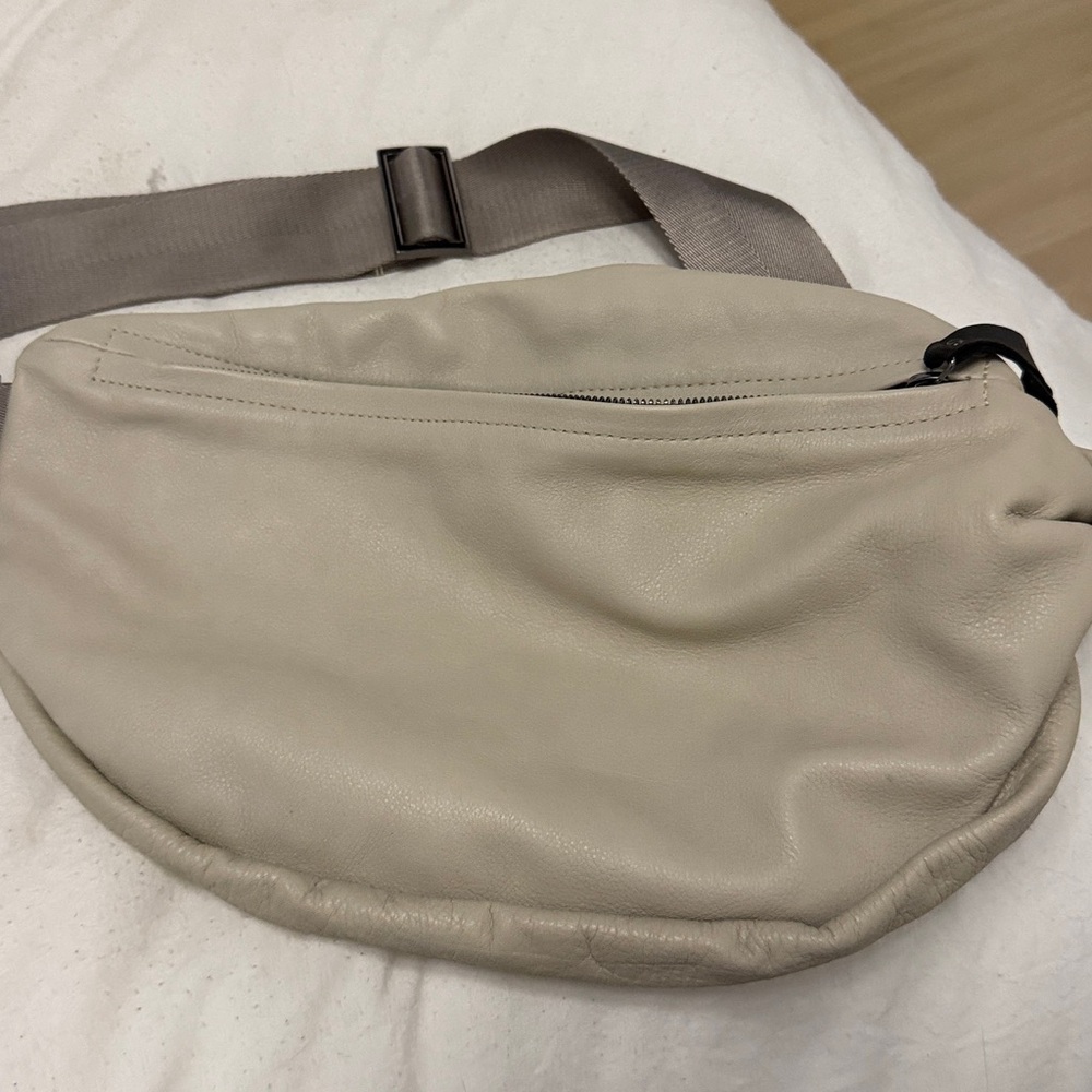 Elegant Cream Crossbody Bag - Picture 6 of 6